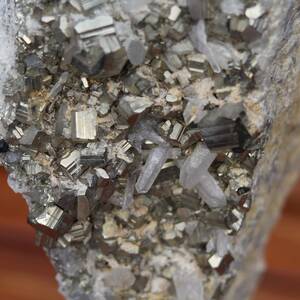 pyrite cubique de cristaux de quartz