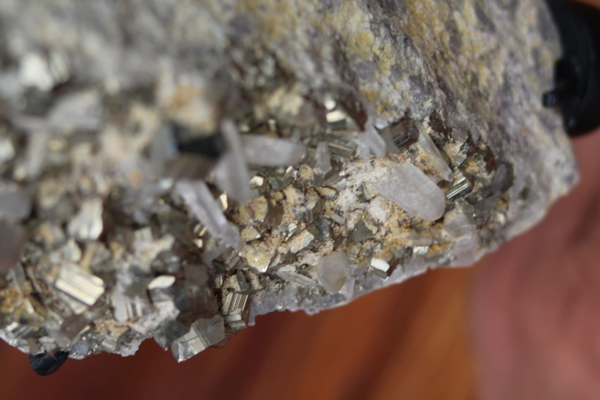 pyrite cubique de cristaux de quartz